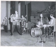 Elvis - 1956 v Memphise so starou odposluchovou "bedňou"